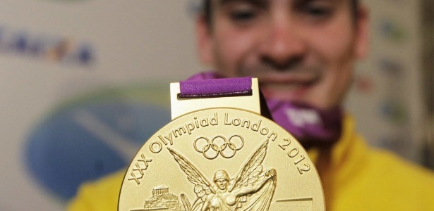 Arthur Zanetti mostra a medalha de ouro conquistada nos Jogos de Londres-2012 - REUTERS/Nacho Doce