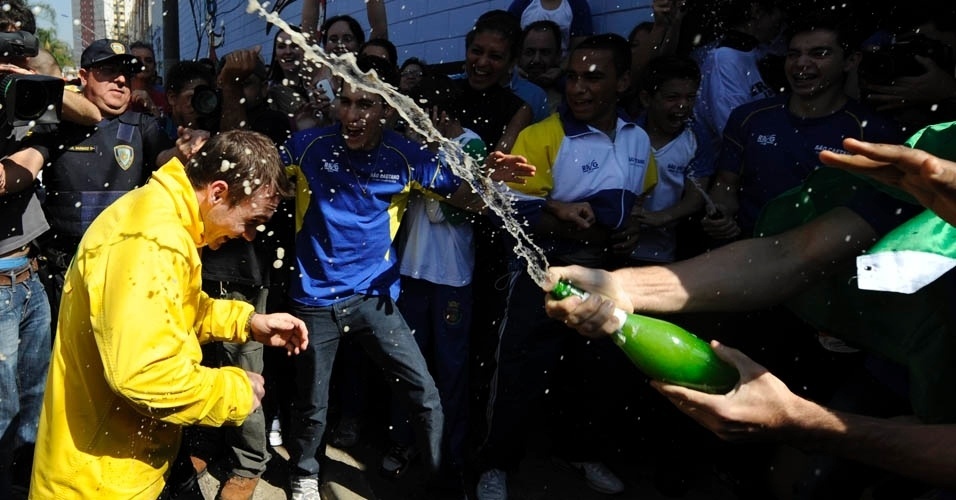 Arthur Zanetti toma um banho de champagne ao descer do carro do Corpo de Bombeiros após carreata
