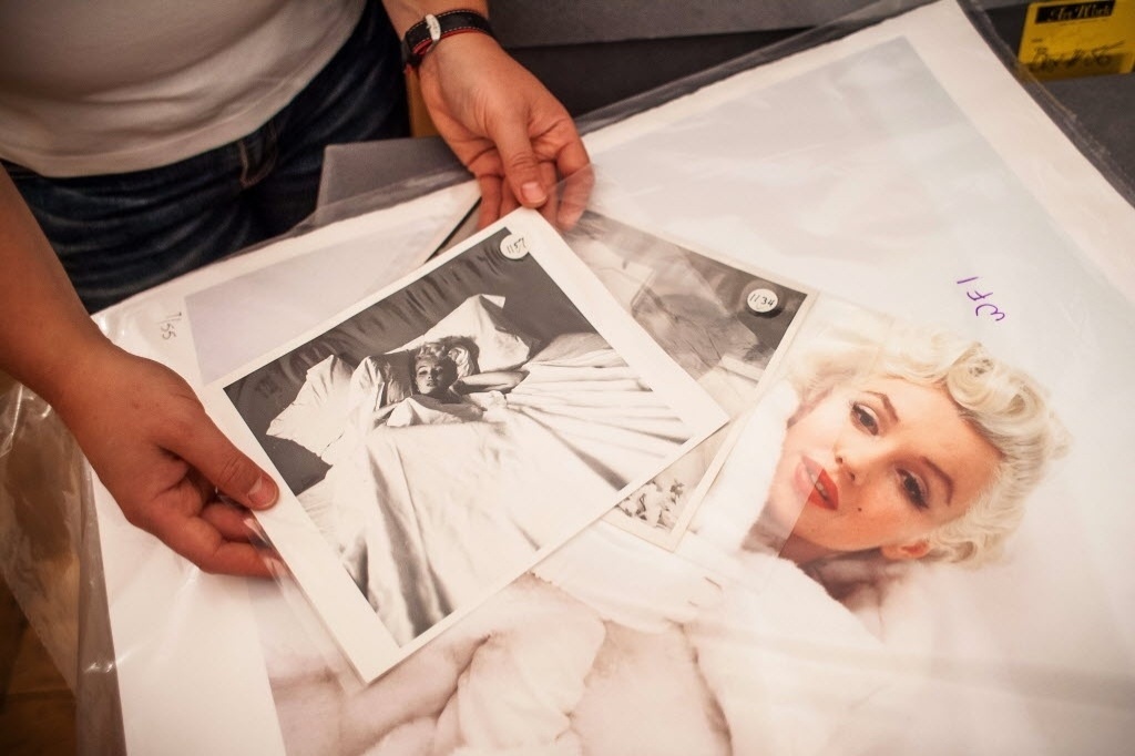 As imagens trazem Marilyn Monroe retratada em um set de filmagem, em seu quarto e também na companhia de amigos (9/8/12) - Wojtek Radwanski/AFP