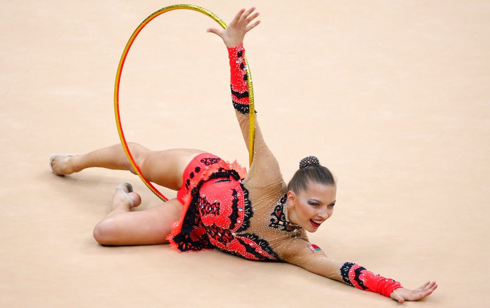 Bielorrussa Melitina Staniouta se apresenta com o arco no primeiro dia de eliminatórias da ginástica rítmica