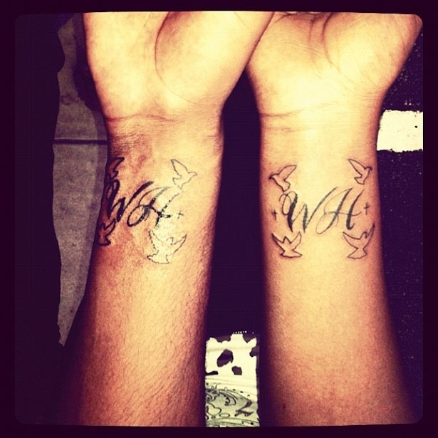 Bobbi Kristina e o irmão de criação tatuam as iniciais de  Whitney Houston em homenagem a cantora (9/8/12)