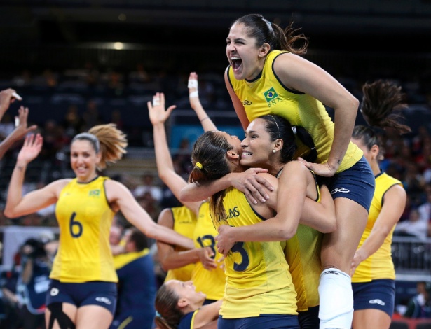 Brasileiras comemoram vitória sobre o Japão por 3 sets a 0, nas semifinais do vôlei feminino