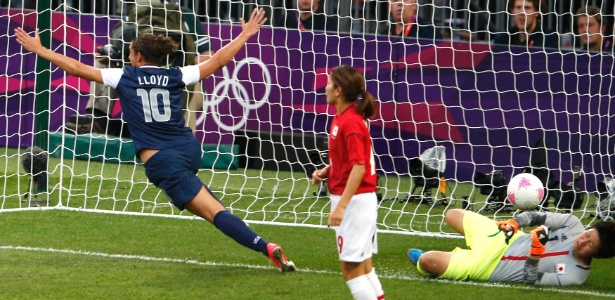 Carli Lloyd celebra gol marcado contra o Japão, o seu primeiro na final olímpica do futebol feminino