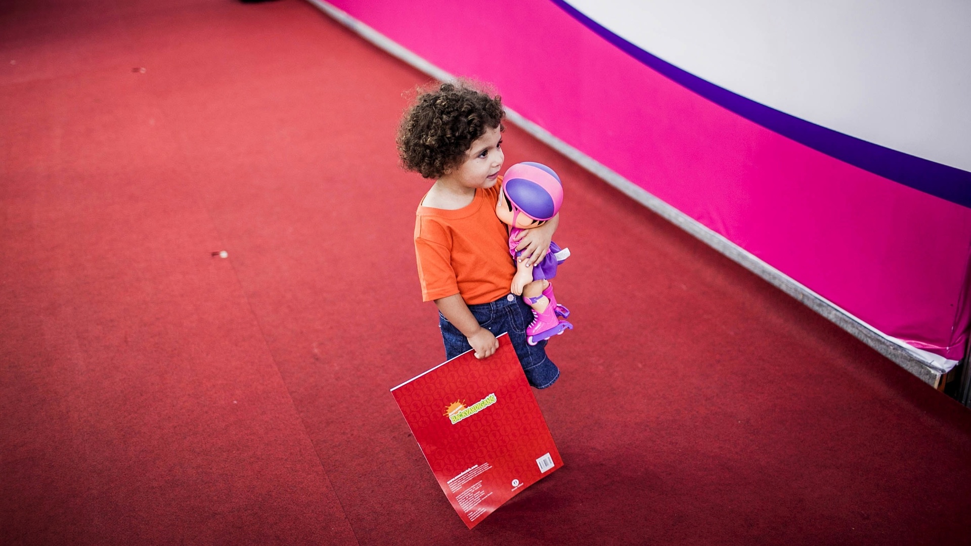 Com livro na mão, criança circula pela 22º edição da Bienal Internacional - Leonardo Soares/UOL