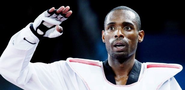 Diogo Silva comemora vitória que o classificou para a semifinal da categoria até 68 kg do taekwondo