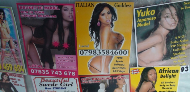 Em cabine telefônica de Londres, prostitutas estrangeiras são oferecidas por cartões colados 
