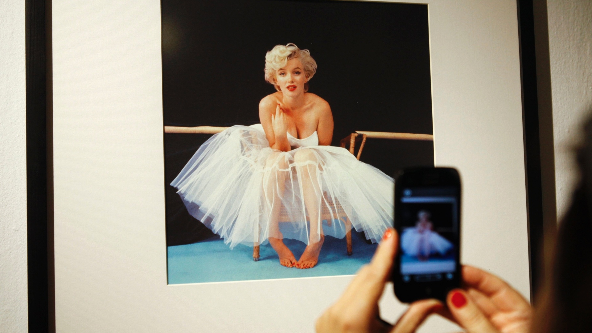 Em homenagem aos 50 anos da morte de Marilyn Monroe, uma galeria de Varsóvia surpreende ao apresentar uma exposição com uma série de imagens inéditas da atriz norte-americana (9/8/12) - Kacper Pempel/Reuters