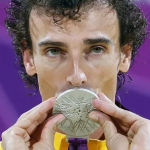 Emanuel beija a medalha de prata conquistada na final do vôlei de praia contra os alemães Julius Brink e Jonas Reckermann - undefined