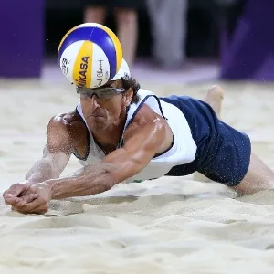 Emanuel se joga na areia e faz defesa para a dupla brasileira na decisão dos Jogos Olímpicos de Londres - undefined