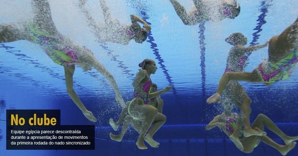 Equipe egípcia parece descontraída durante a apresentação de movimentos da primeira rodada do nado sincronizado