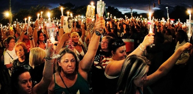 Fãs de Elvis participam de vigília à luz de velas em Graceland durante a Elvis Week de 2011 - AP Photo/The Commercial Appeal, Jim Weber