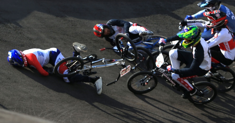 Francês Joris Daudet leva tombo durante eliminatória olímpica do BMX