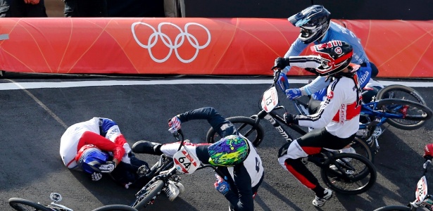 Francês Joris Daudet tenta se proteger após sofrer queda em prova das quartas de final masculina do BMX
