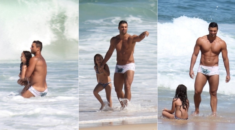Gustavo Salyer curtiu praia com a filha, Blanca, em Ipanema, zona sul do Rio (9/8/12)