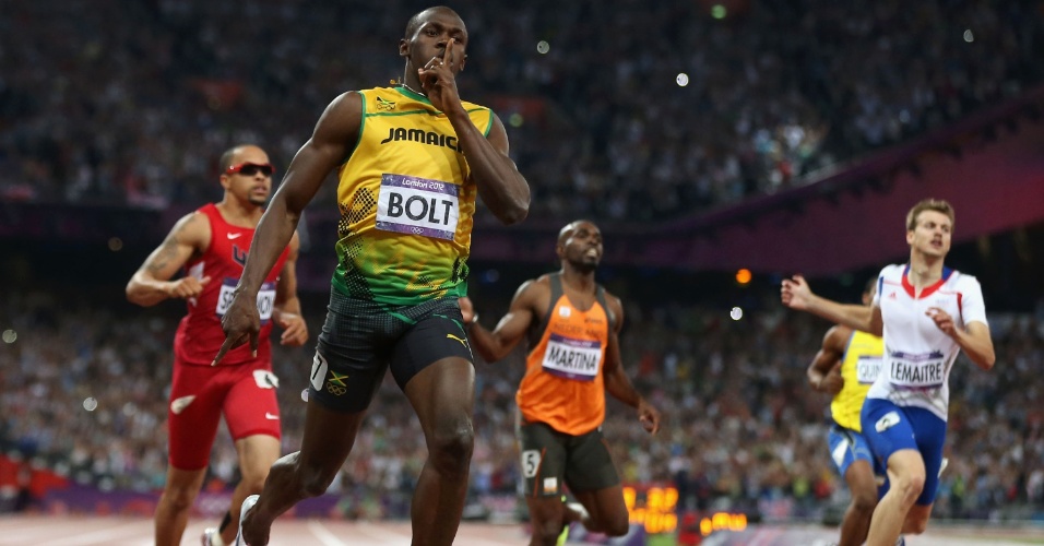Jamaicano Usain Bolt cruza a linha de chegada em primeiro e conquista o bicampeonato olímpico nos 200 m (09/08/2012)
