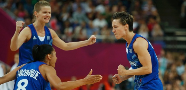 Jogadoras da França comemoram após vencerem a Rússia na semifinal do basquete feminino