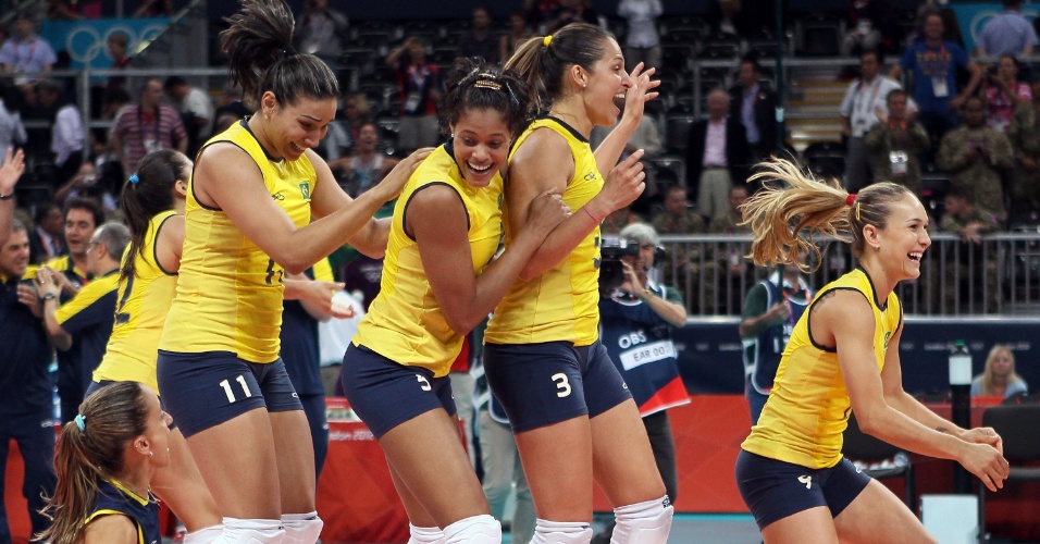 Jogadoras do Brasil comemoram vitória sobre o Japão nas semifinais do vôlei feminino nesta quinta-feira (09/08)