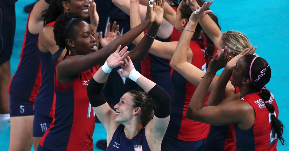 Jogadoras dos Estados Unidos comemoram vitória sobre a Coreia do Sul nas semifinais