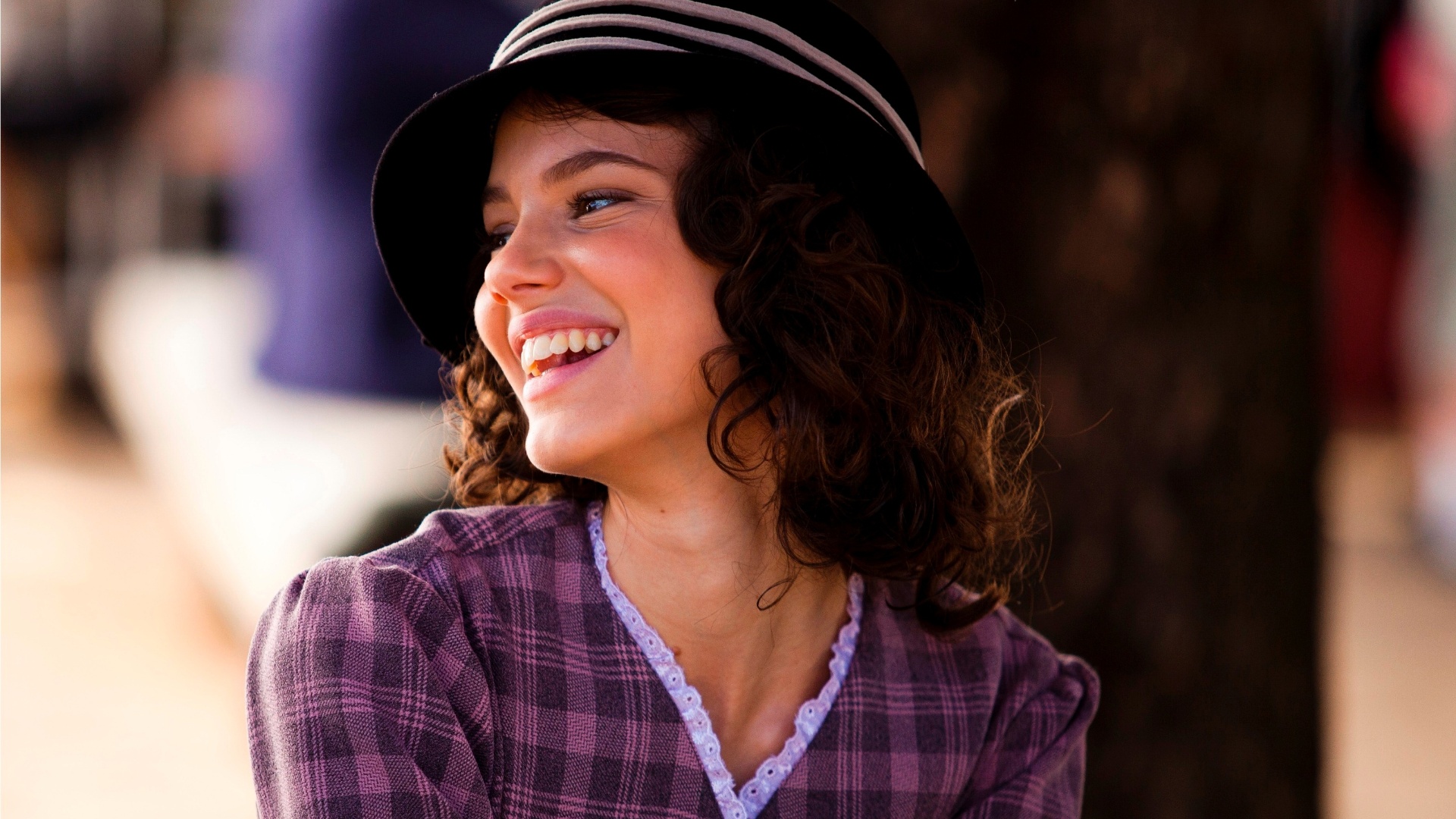 Laura Neiva interpreta a prima Cíntia em "O Menino no Espelho" (agosto/2012) - Gustavo Baxter/Alicate