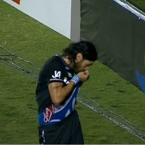 Loco Abreu causou polêmica ao beijar escudo do Boafogo em jogo do Figueirense - Reprodução TV Globo