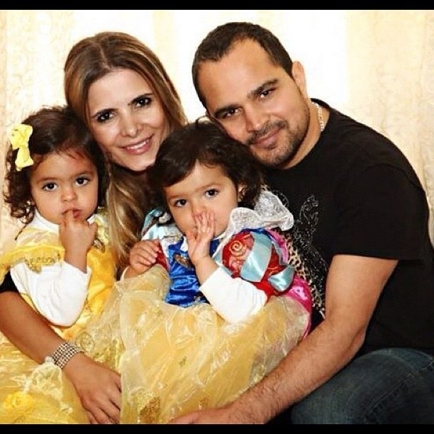 Luciano divulga imagem com a mulher e as filhas (9/8/2012)