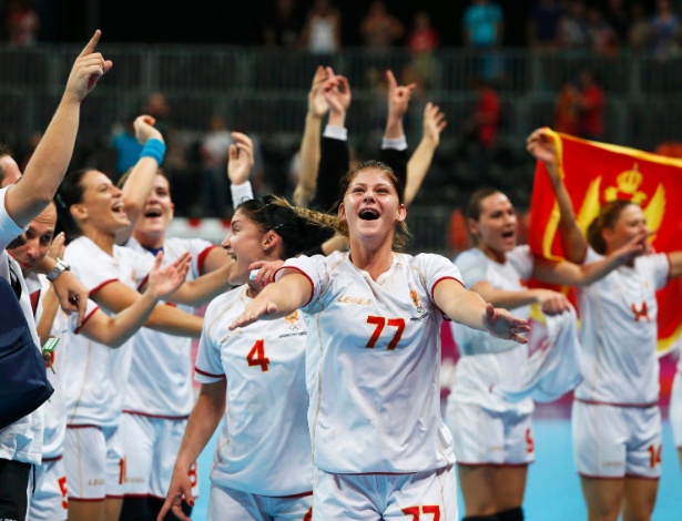 Montenegro de Majda Mehmedovic (camisa 77) comemora vitória sobre a Espanha, na semifinal do handebol feminino