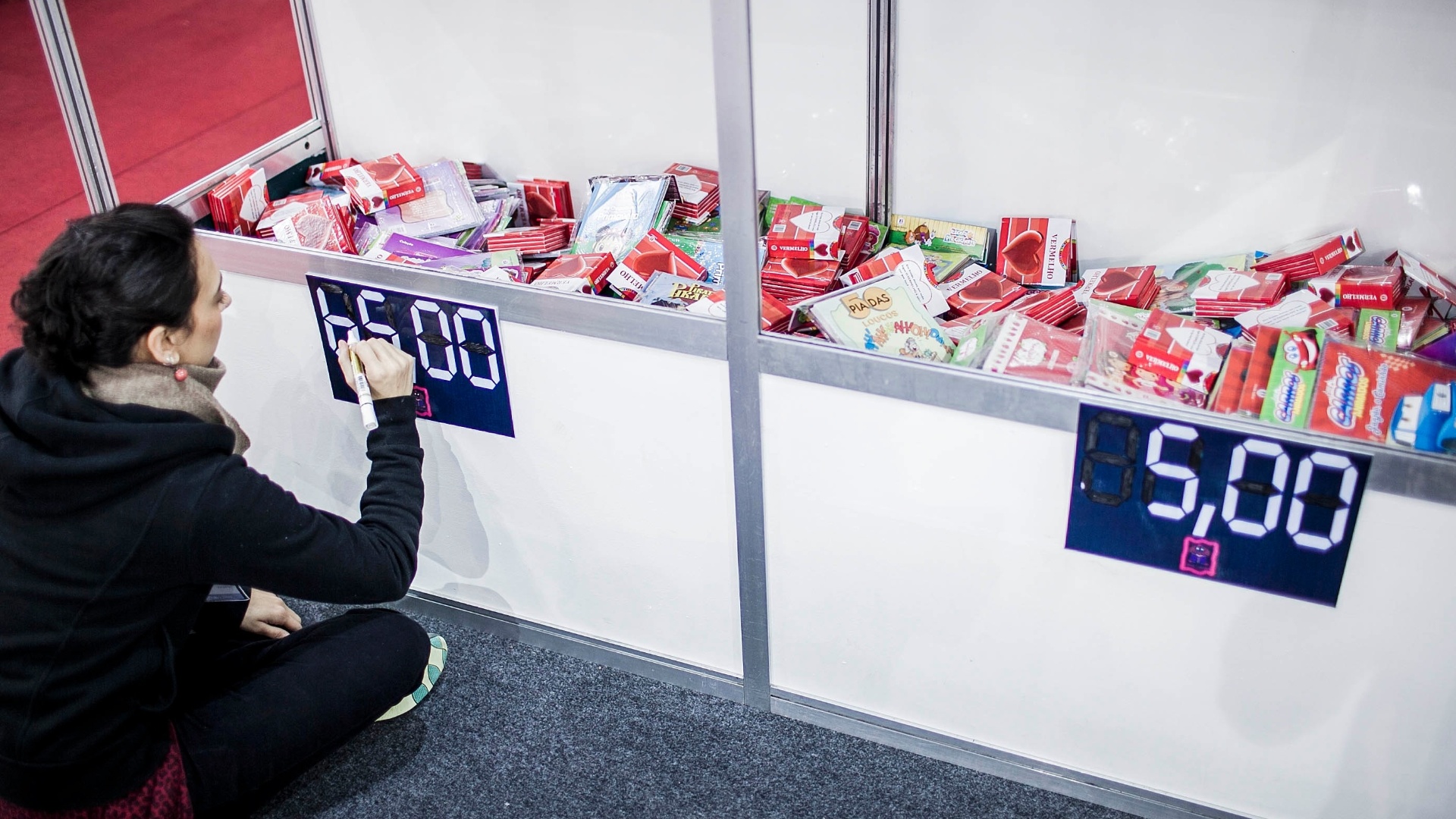 Mulher termina preparativos de um dos espaços da 22º edição da Bienal Internacional - Leonardo Soares/UOL