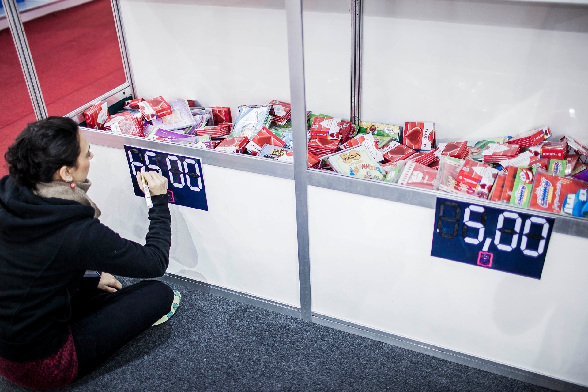 Mulher termina preparativos de um dos espaços da 22º edição da Bienal Internacional - Leonardo Soares/UOL