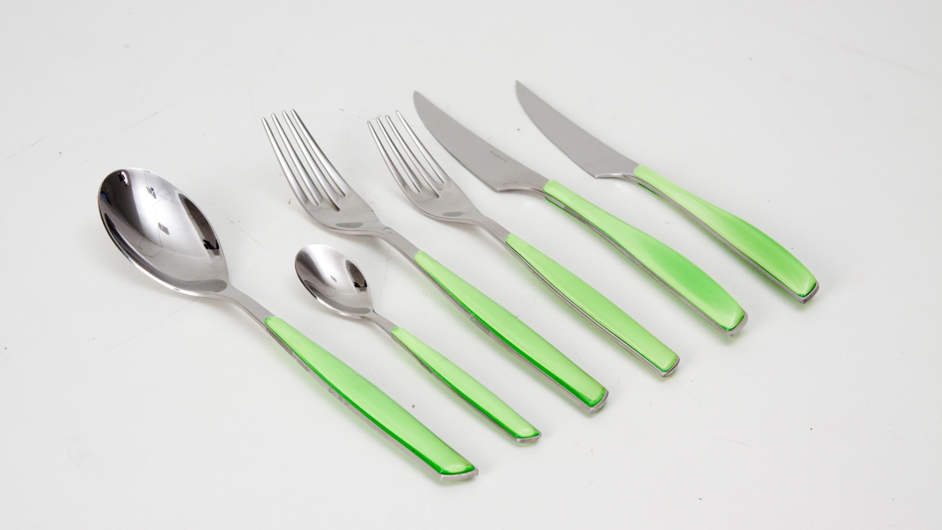 O jogo de talheres Glamour com seis peças tem cabo de resina. O conjunto está à venda na Cecilia Dale (www.ceciliadale.com.br) por R$ 335. Preços pesquisados em julho de 2012 e sujeitos a alterações - Divulgação