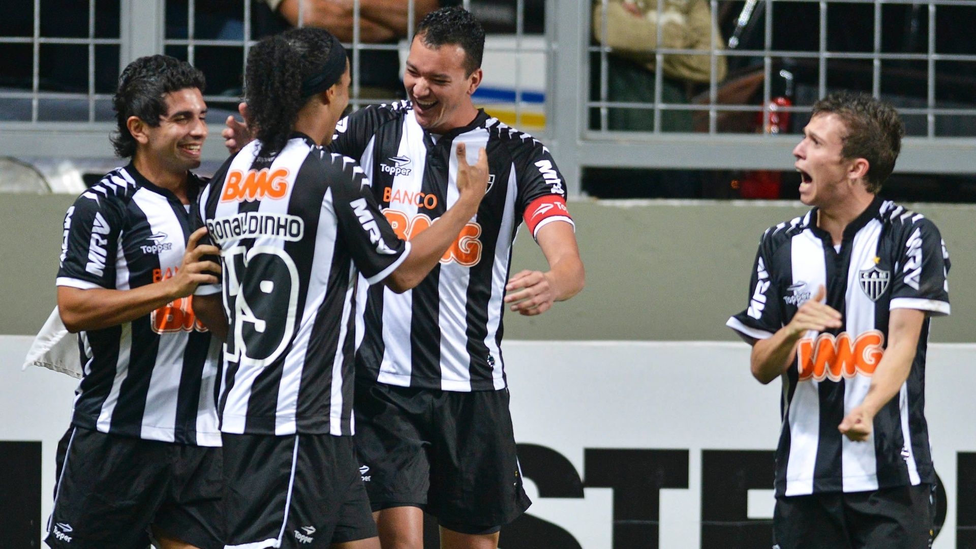 O zagueiro Réver, do Atlético-MG, comemora com Ronaldinho, Guilherme e Bernard após marcar gol na partida contra o Coritiba,no Independência