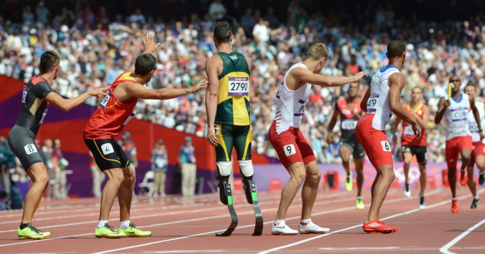 Oscar Pistorius aguarda companheiro para pegar bastão no revezamento 4x400m em Londres
