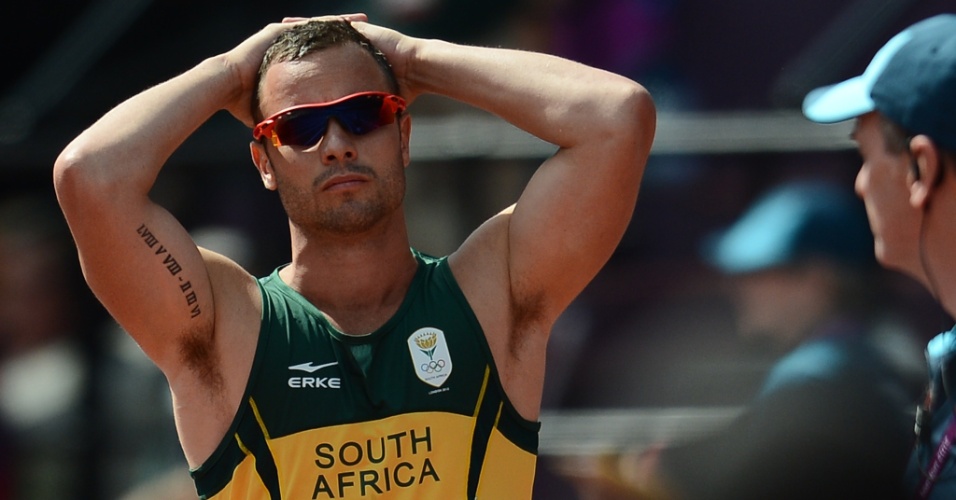 Oscar Pistorius lamenta queda de companheiro em eliminatória dos 4x400 m em Londres