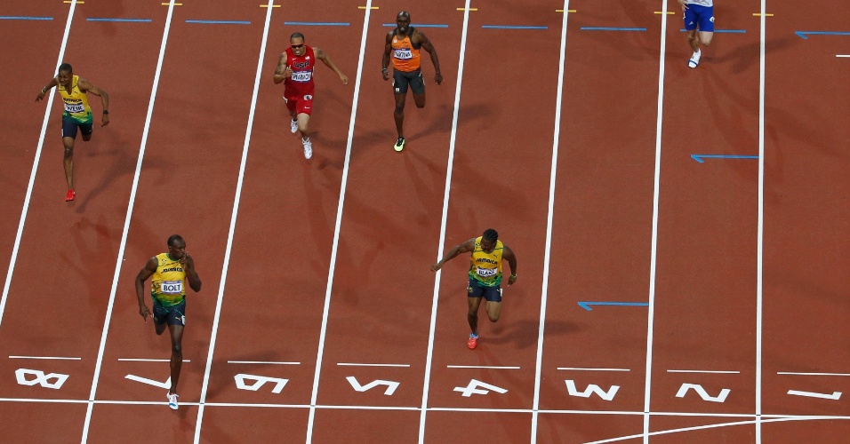 Usain Bolt cruza a linha em primeiro lugar e ganha a prova dos 200 m rasos dos Jogos de Londres