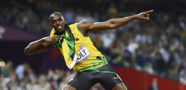 Usain Bolt faz sua tradicional coreografia após cruzar a linha de chegada dos 200 m em primeiro