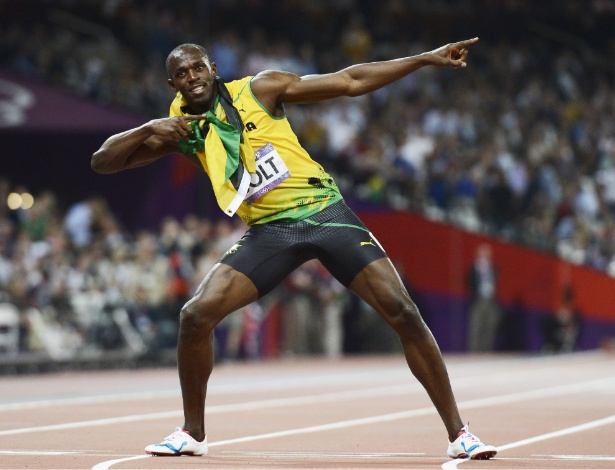 Usain Bolt faz sua tradicional coreografia após cruzar a linha de chegada dos 200 m em primeiro lugar