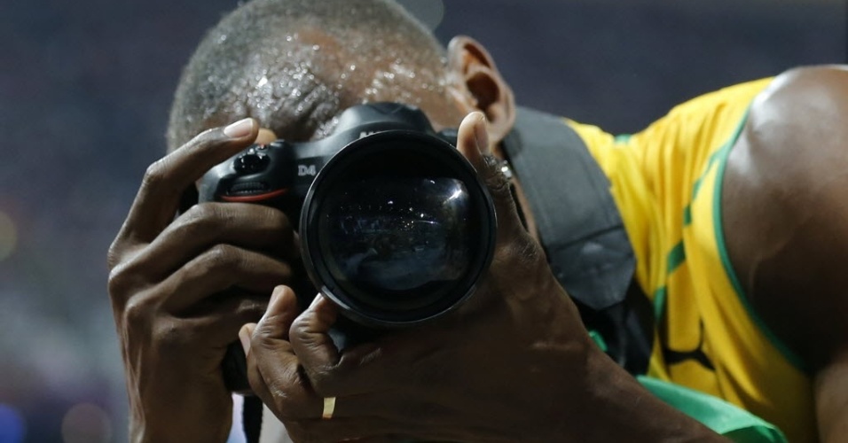 Usain Bolt "rouba" máquina de fotógrafos na comemoração do bicampeonato olímpico dos 200 m