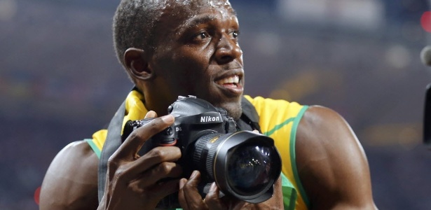 Bolt "rouba" máquina de fotógrafos na comemoração do bicampeonato olímpico dos 200 m