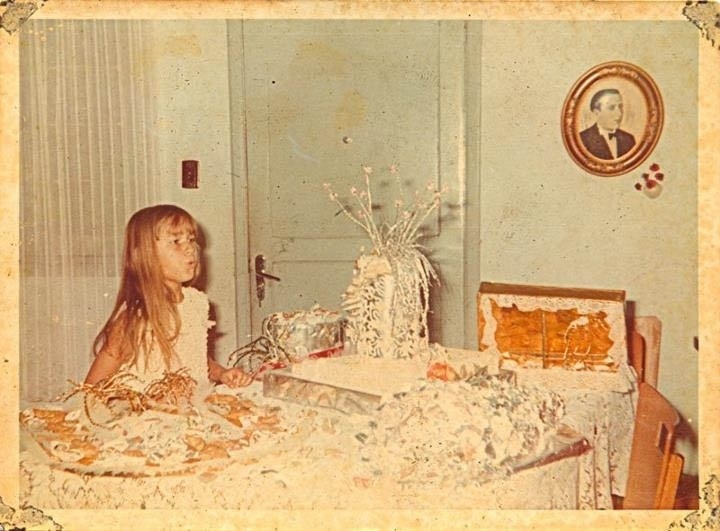 Xuxa mostra foto de sua infância (9/8/2012)