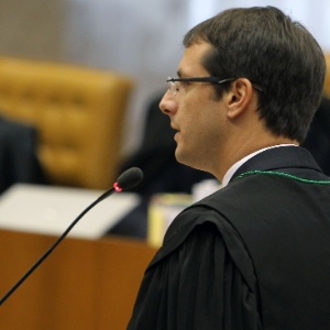 O advogado Haman Tabosa de Moraes e Córdova, que defende Carlos Alberto Quaglia, é questionado pelos ministros do Supremo durante sustentação oral no julgamento do mensalão, em agosto do ano passado - Roberto Jayme/UOL