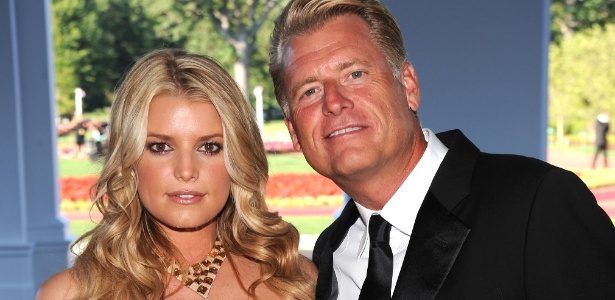 A cantora Jessica Simpson ao lado do pai e empresário Joe Simpson