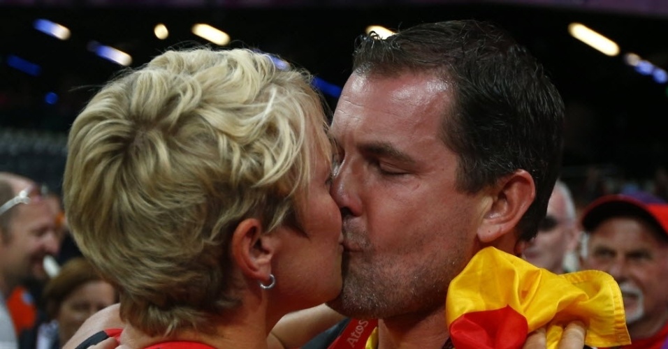 Alemã Christina Obergfoll vai até a torcida beijar o namorado depois de ficar com a medalha de prata na prova do lançamento de dardo