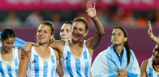 Após seu jogo de despedida, capitã das Leonas Luciana Aymar acena para torcedores