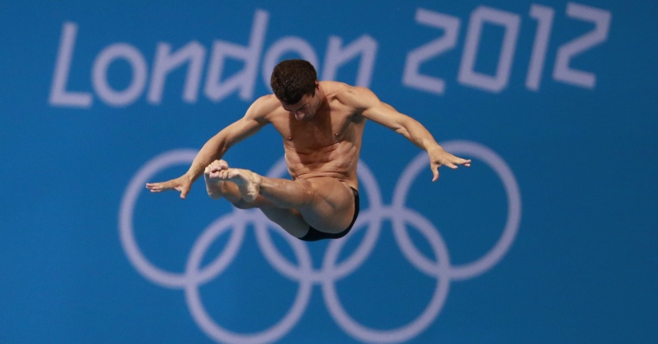Brasileiro Hugo Parisi mostra um de seus saltos durante as eliminatórias da plataforma de 10 m