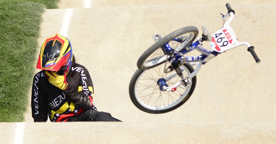Ciclista venezuelana, Stefany Hernandez, lamenta após cais da bicicleta na semifinal do BMX