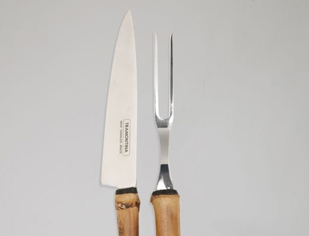 Com apenas dois dentes, os garfos trinchantes são acessórios importantes para segurar a carne assada no momento do corte. Esse modelo em aço inox, com cabo em 100% bambu, é produzido pela Tramontina com exclusividade para a Daslu Casa (www.daslu.com.br). Está à venda por R$ 178. Acompanha faca - Divulgação