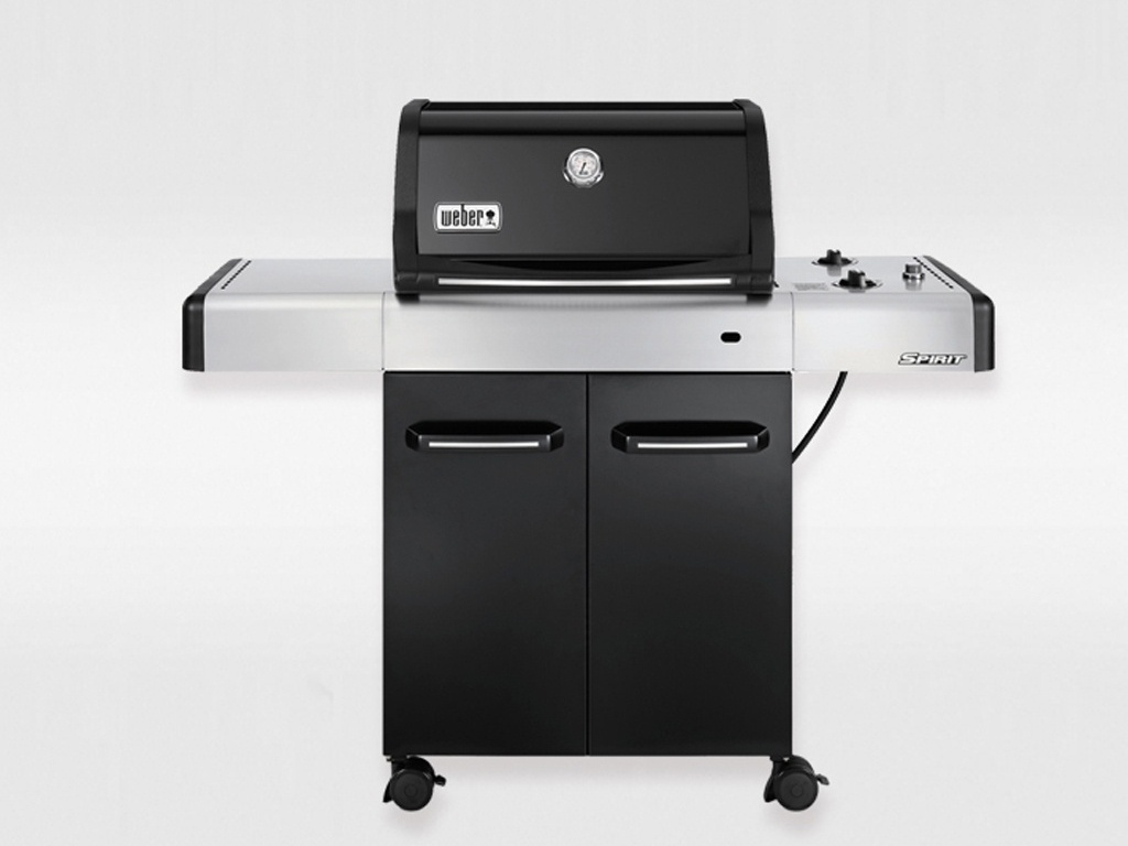 Com funcionamento a gás, a churrasqueira Spirit E 210, da norte-americana Weber, possui dois queimadores com potência de 7,6 kW e grelha em aço esmaltado com termômetro integrado na tampa. Conta, ainda, com três ganchos porta utensílios, cuba em alumínio fundido e tampa em aço esmaltado. Pode ser adquirido na Obra Vip (www.obravip.com.br) por R$ 4.322,22 - Divulgação