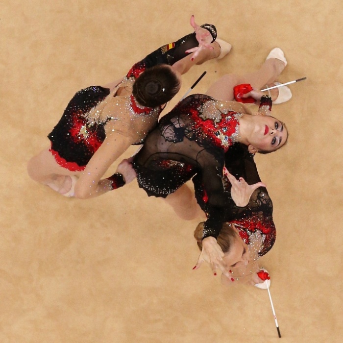 Corpos das ginastas espanholas se confundem durante eliminatórias de conjunto da ginástica rítmica