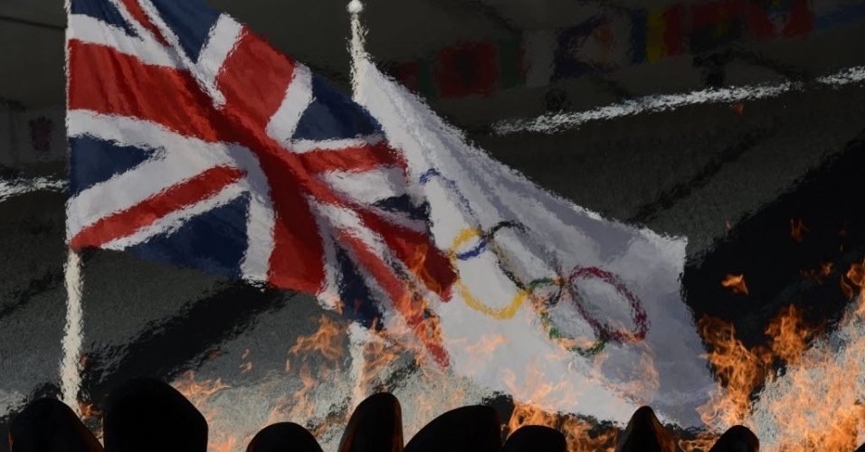 Detalhe da pira olímpica atrás das bandeiras olímpica e do Reino Unido no estádio Olímpico (10/08/2012)