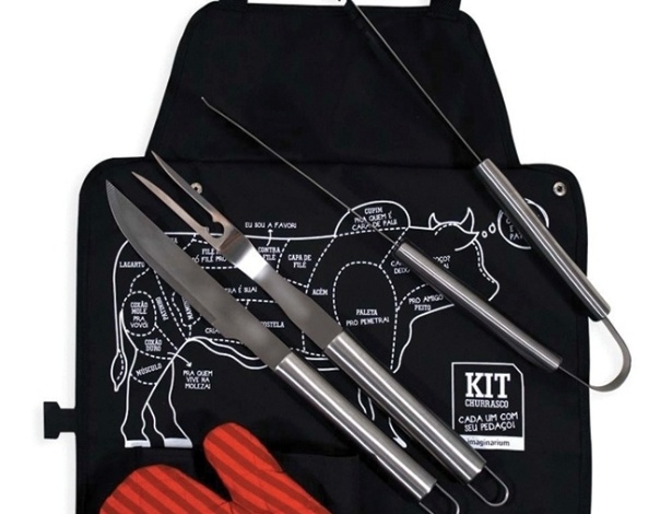 Divertido, o kit "Seu Pedaço" é uma sugestão de presente para os apreciadores (e preparadores) de um bom churrasco. Composto por avental estampado, faca, garfo, pegador e luva, custa R$ 99,90 na Imaginarium (www.imaginarium.com.br) - Divulgação