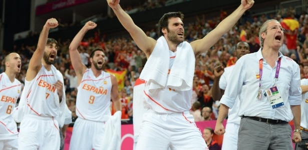 Espanhóis comemoram ponto durante virada sobre a Rússia no último quarto da semifinal